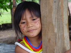 Kleines Kind mit traditioneller Gesichtsbemalung