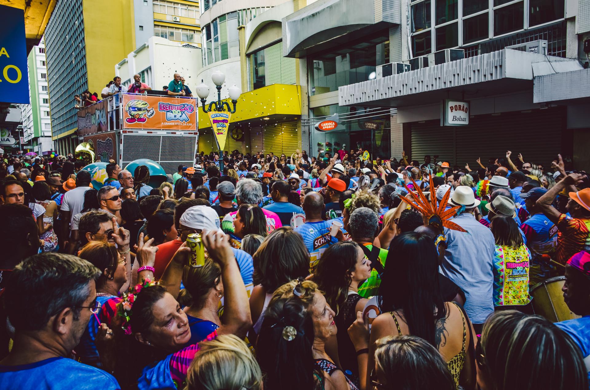 Begeisterte Menschen feiern mit trios eletricos in Brasilien Trios eletricos in Brasilien
