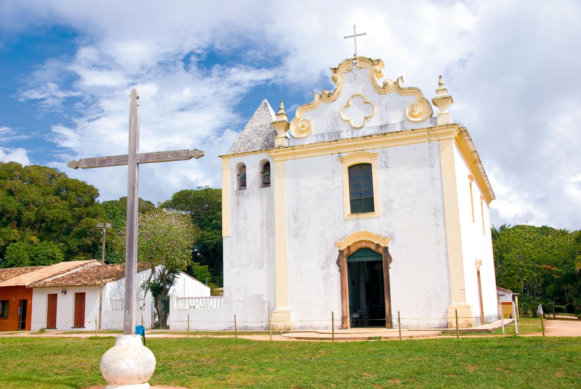 Ostern: Kreuz und Kirche in Bahia