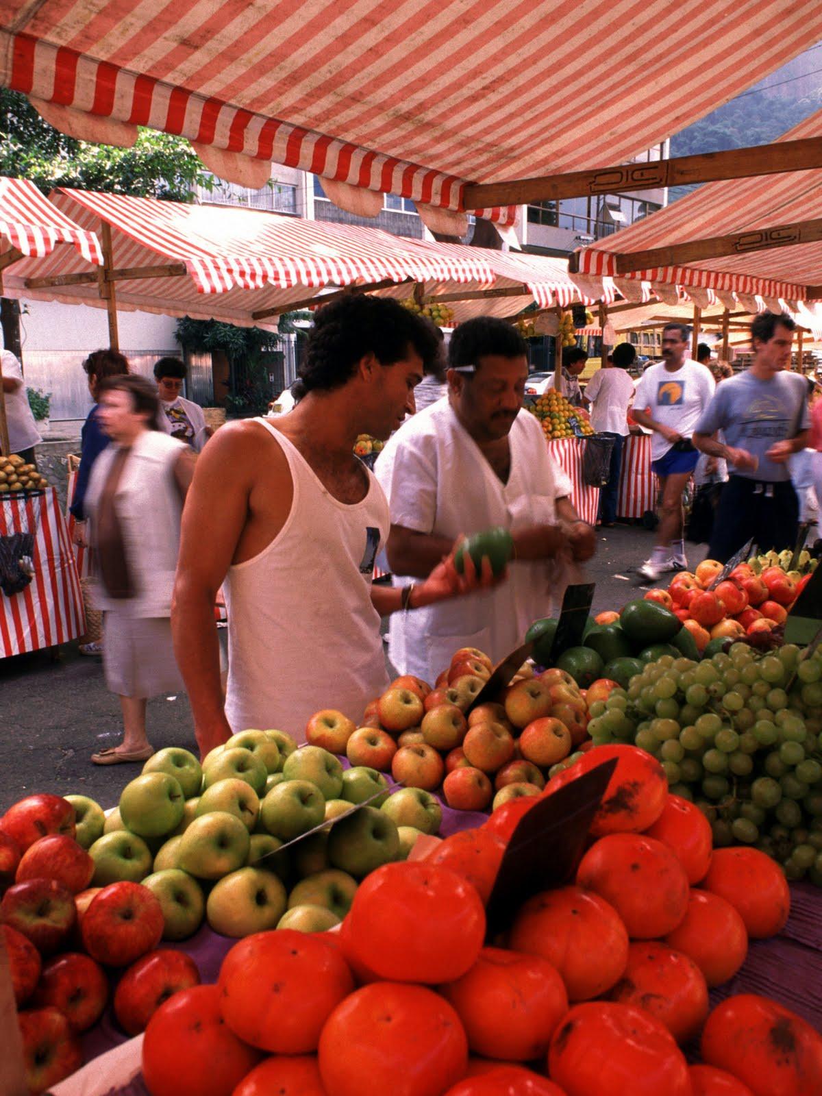 Händler und Kunde bei einem Einkauf auf einem Markt in Rio Einkauf auf einem Markt in Rio