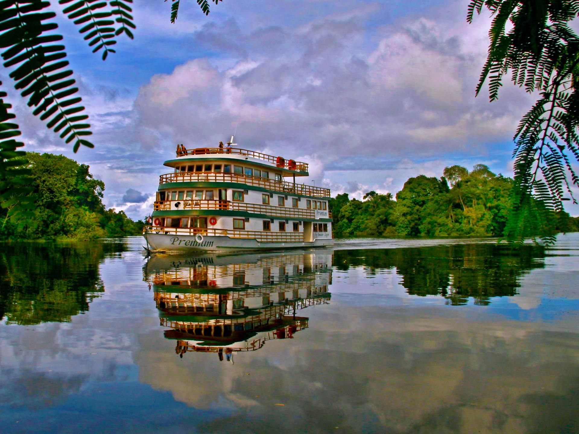 Kreuzfahrtschiff auf dem Amazonas in Brasilien