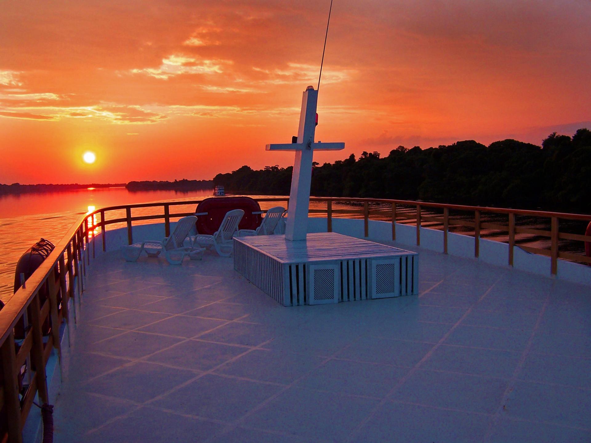 Genießen Sie den Sonnenuntergang auf dem Sonnendeck eines Amazonas Kreuzfahrtschiffes Sonnendeck auf einem Amazonas Kreuzfahrtschiff
