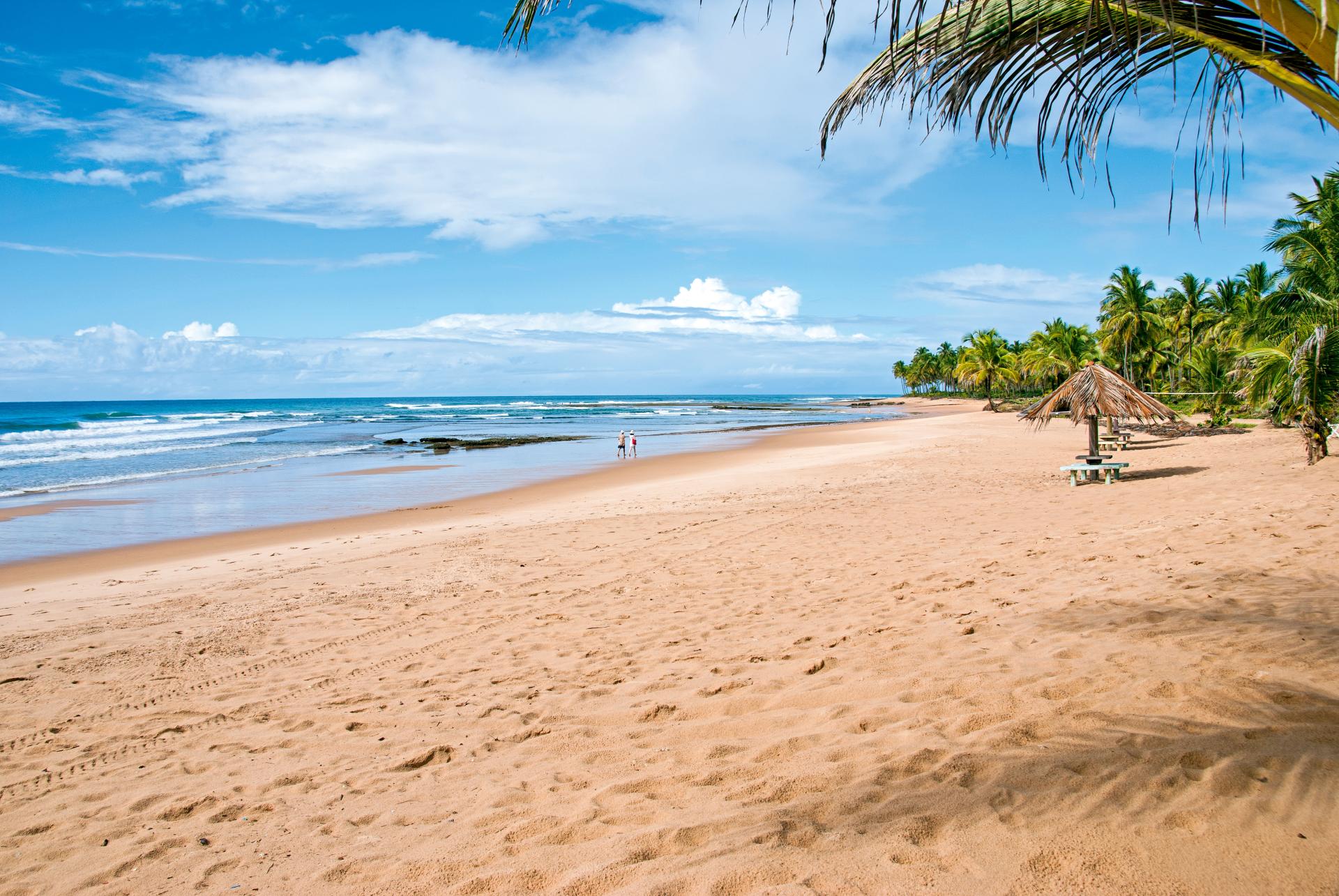 Strandparadies auf Boipeba – Ruhe, Natur und Palmen Menschen spazieren am paradiesischen Strand von Boipeba unter Palmen mit Blick auf das türkisfarbene Meer in Bahia, Brasilien