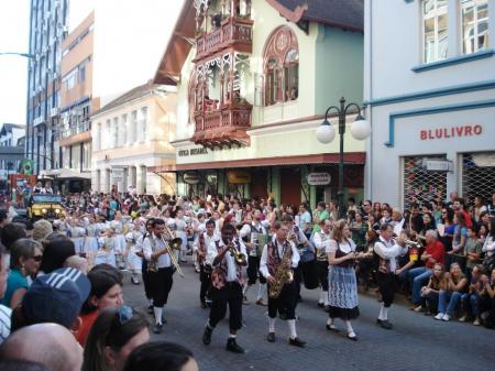 Festlicher Oktoberfest Umzug in Trachten in Blumenau