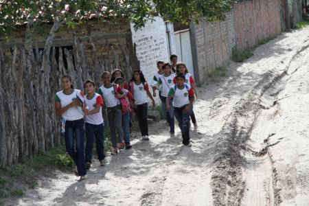 Kinder in Brasilien auf dem Schulweg