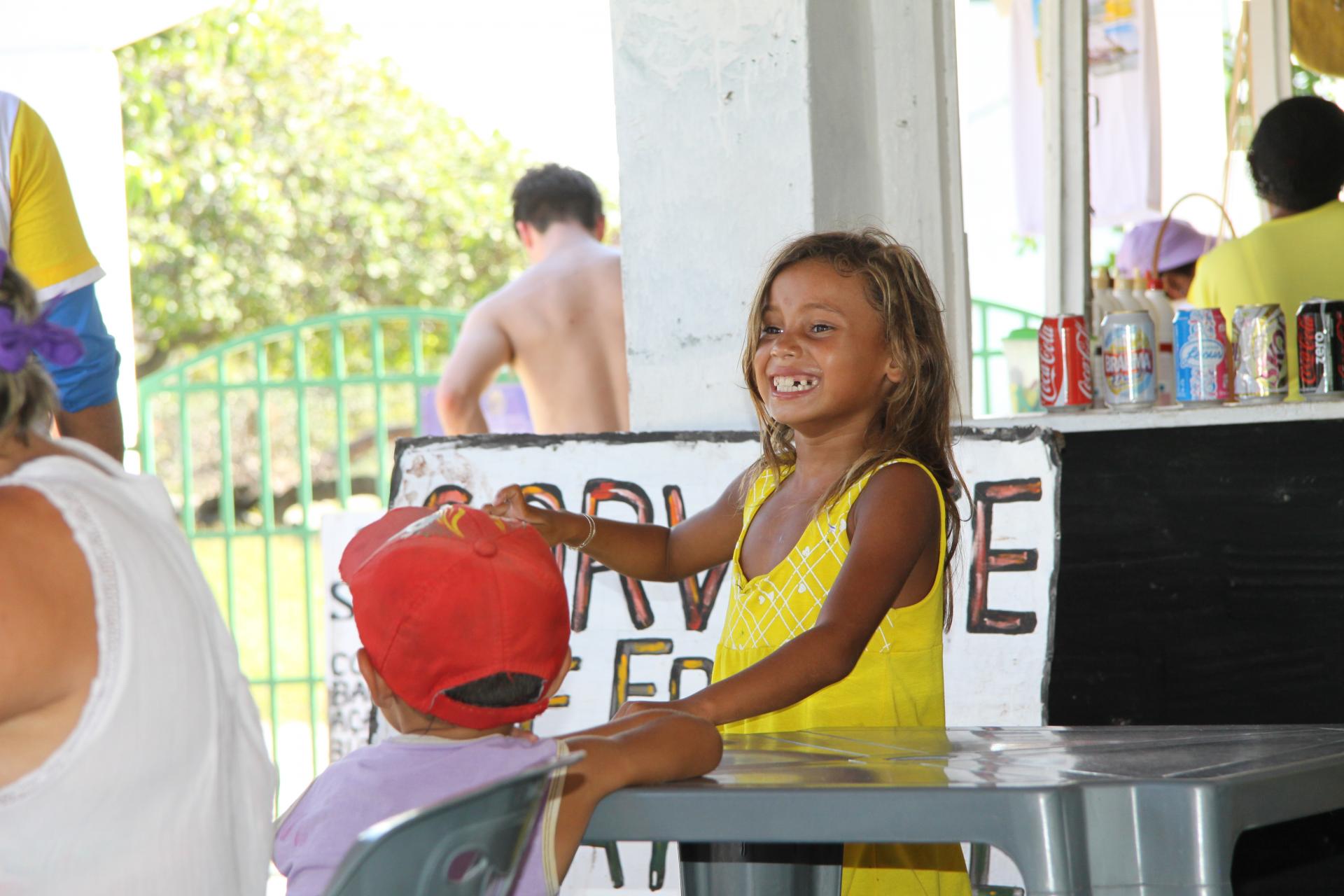 Lachendes brasilianisches Mädchen in den Lencois Maranhenses