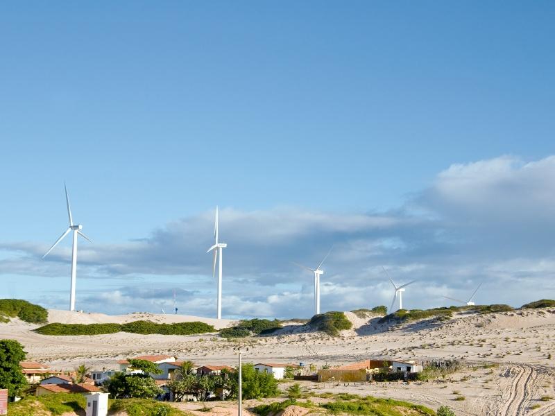 Windenergie aus Brasilien verringert Klimabelastung Windräder an der Küste von Canoa Quebrada in Brasilien