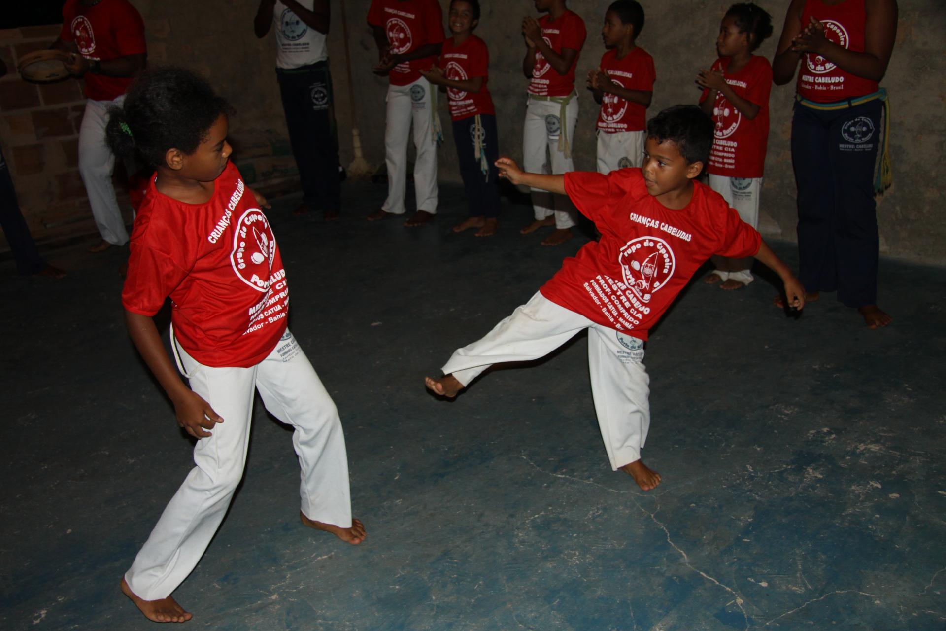 Zwei Kinder kämpfen in Capoeira Runde in Imbassai