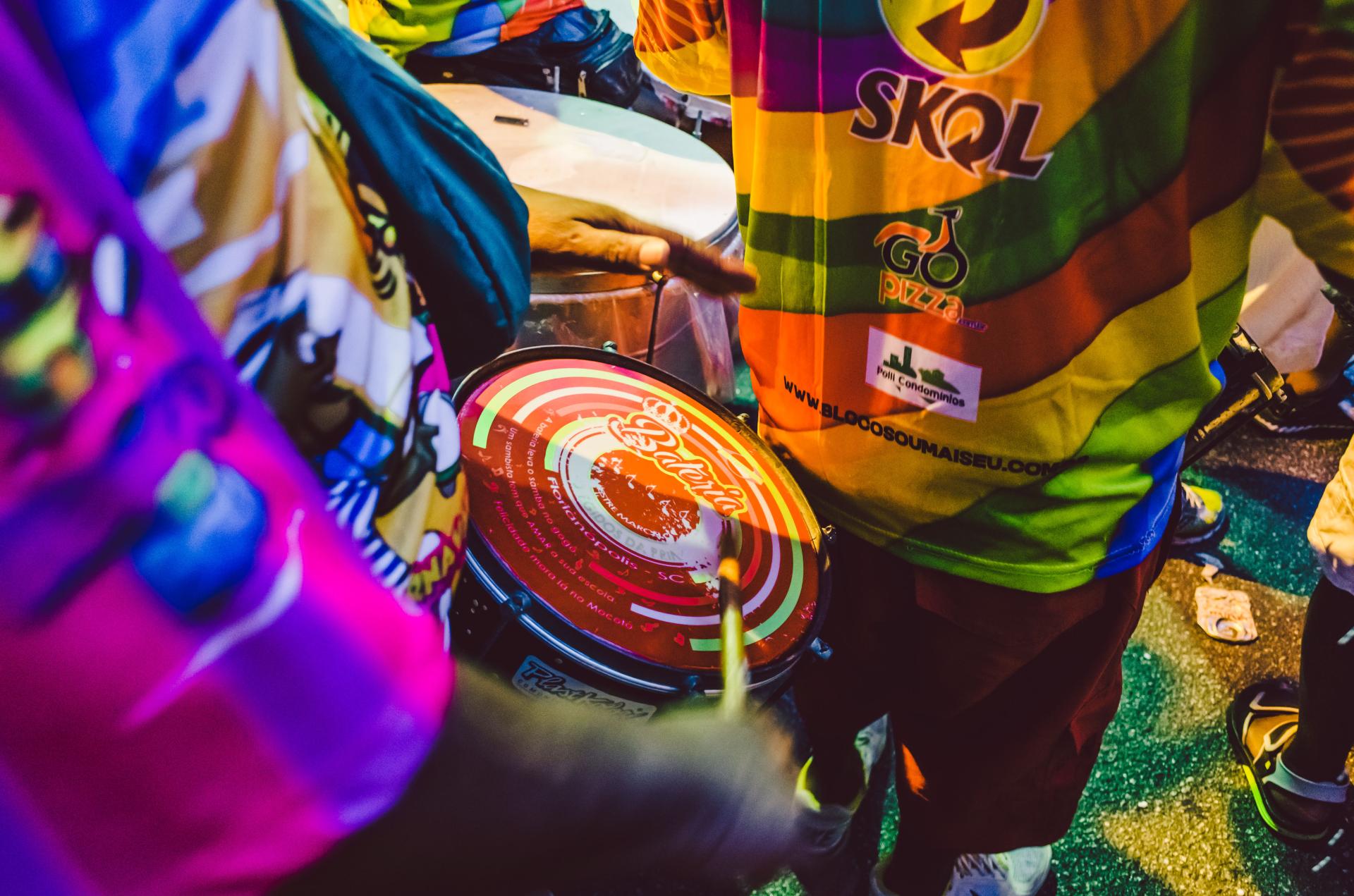 Bunte Trommeln & Pride-Vibes beim Straßenkarneval in Brasilien Nahaufnahme von Trommlern in Regenbogenkleidung beim LGBTQ+-freundlichen Karneval in Brasilien