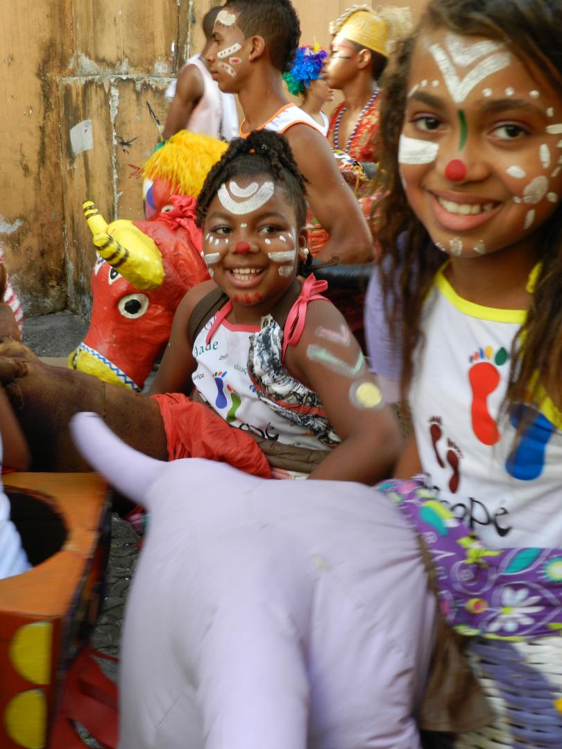 Kinder feiern Straßenkarneval in Salvador