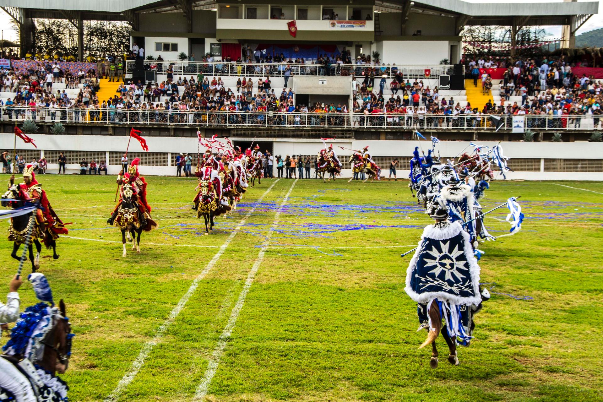 Die Cavalhadas in Brasilien sind inszenierte Reitturniere