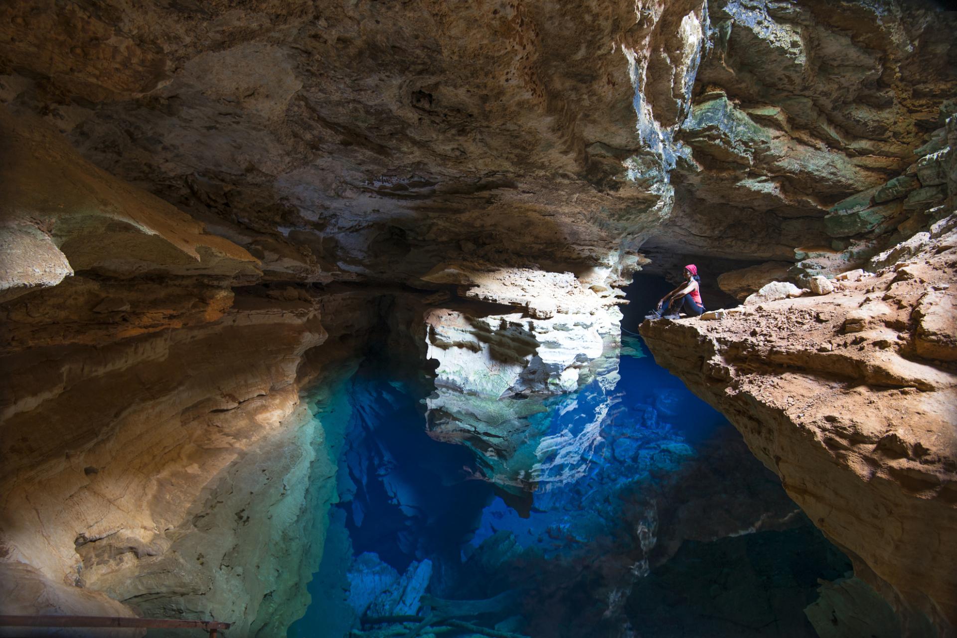 Meditierende Touristin in einer Grotte der Chapada Diamantina