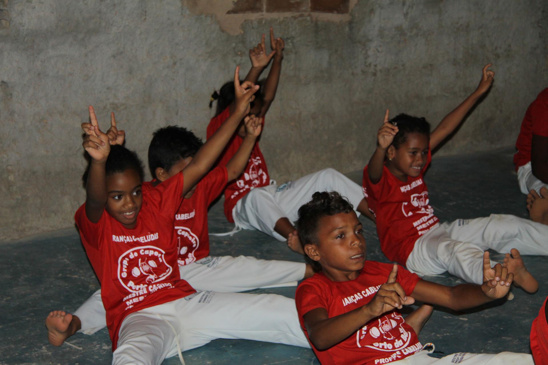 Symbol der Consciencia Negra - Kinder in Bahia beim Capoeira