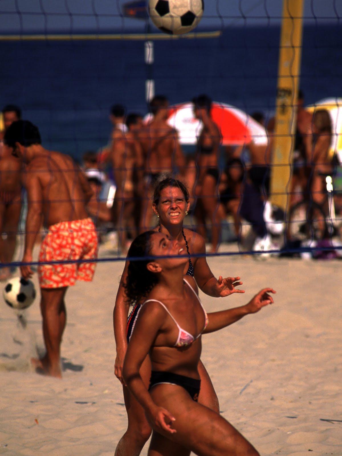 Sport wie Footvolley an der Copacabana in Rio