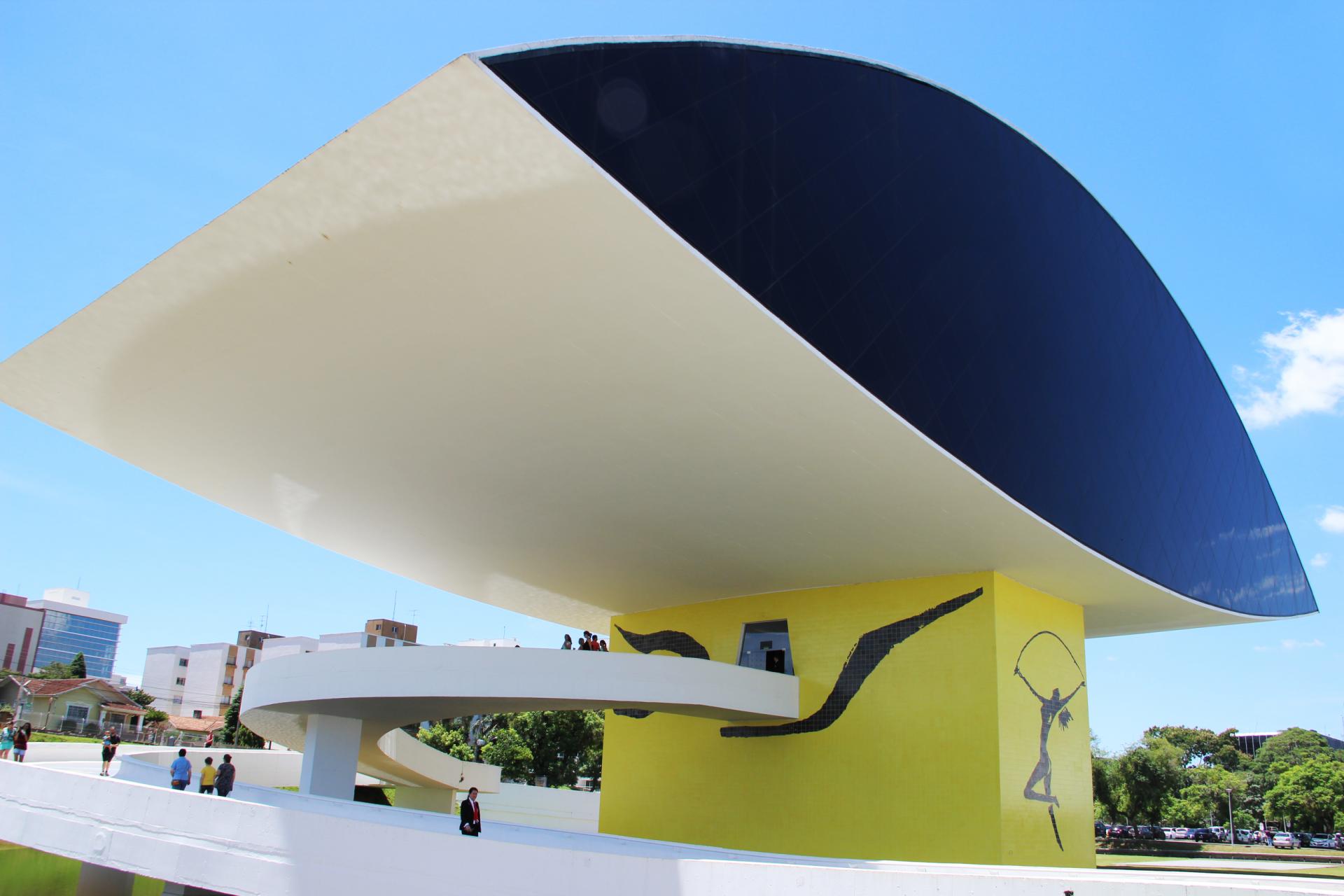 Imposantes Oscar Niemeyer Museum in Curitiba Oscar Niemeyer Museum in Curitiba