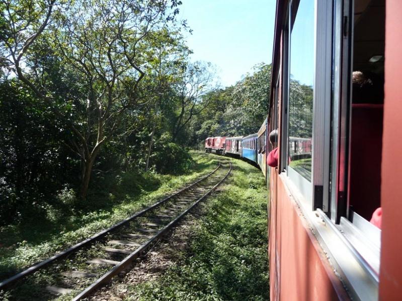 In Brasilien wird der Zugverkehr für Reisende ausgebaut Zugfahrt durch den Süden von Brasilien