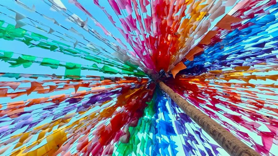 Traditionelle Festa-Junina-Fahnen in Brasilien aus Blickrichtung von unten Bunte São-João-Festdekoration mit traditionellen Fahnen am Himmel