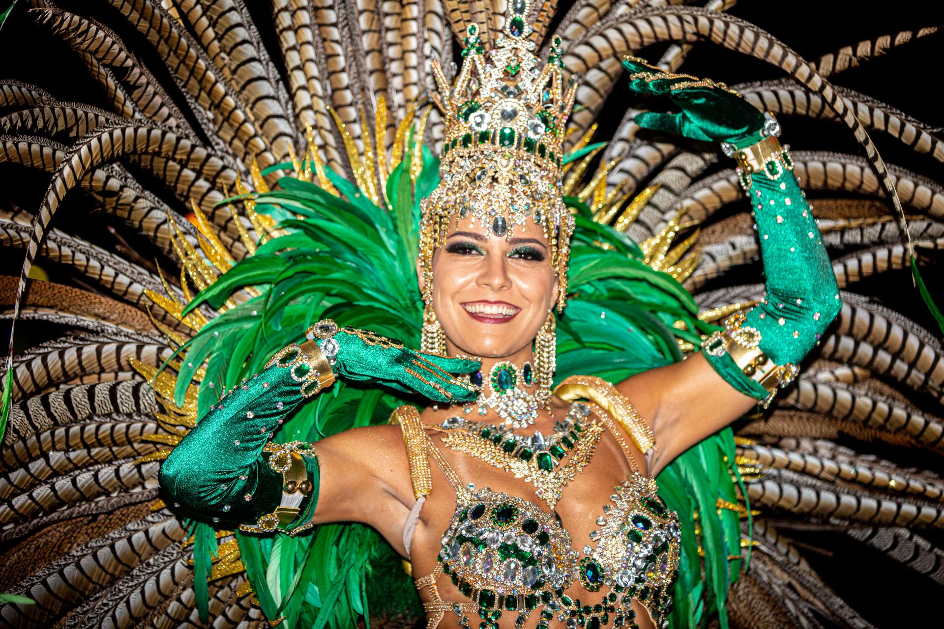 Prachtvoll verkleidete Sambatänzerin in Rio de Janeiro