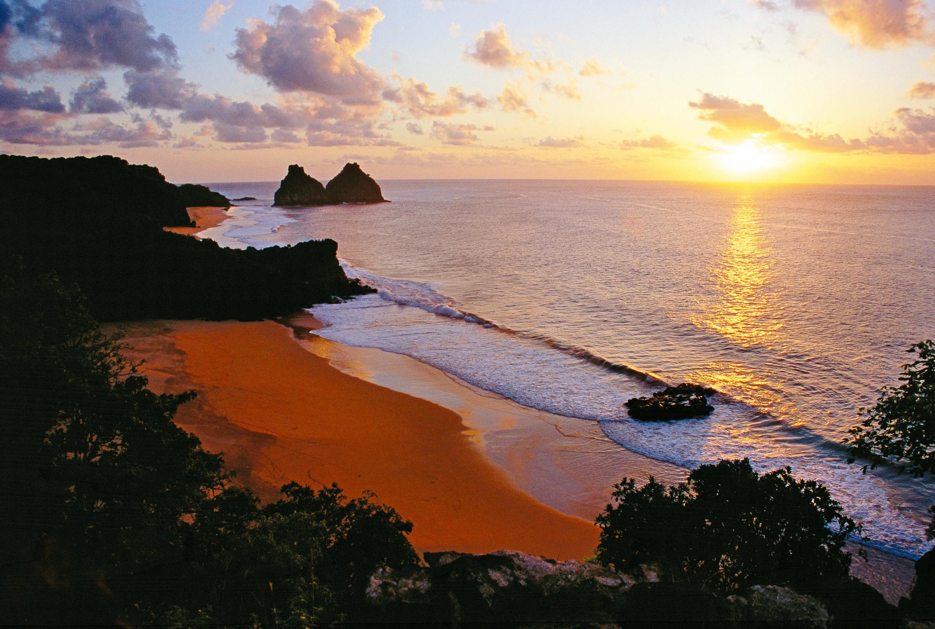 Sonnenuntergang auf der romantischen Insel Fernando de Noronha