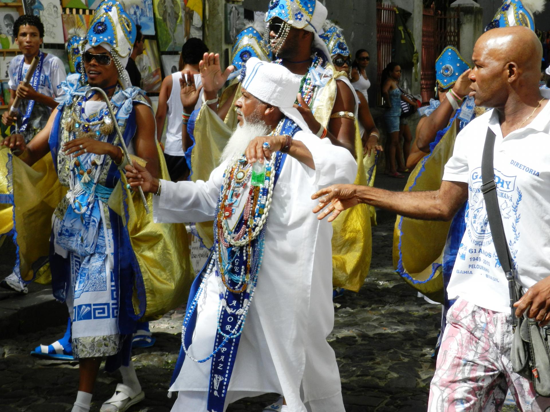 Prozession der Filhos de Ghandhy in Salvador