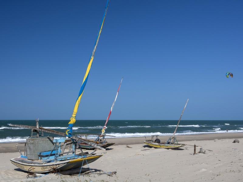 Strand von Fortaleza mit Segelbooten