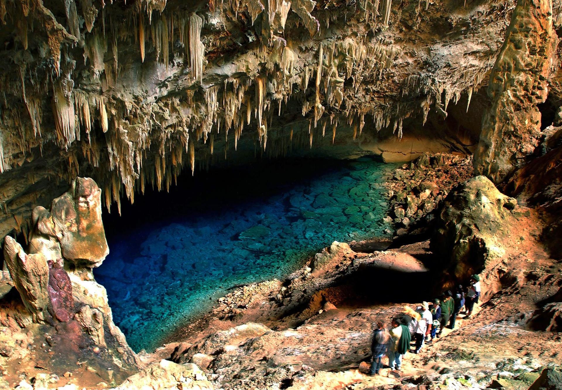 Besucher steigen in die Gruta do Lago Azul in Bonito hinab, eine Höhle mit türkisblauem unterirdischem See und beeindruckenden Tropfsteinformationen