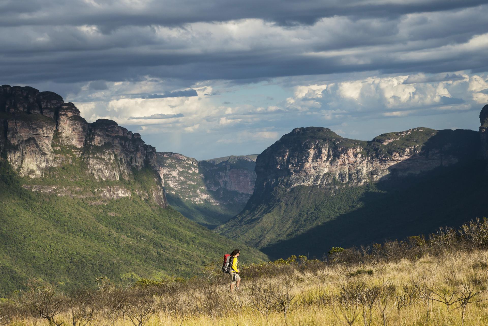 Wanderer im Nationalpark Chapada Diamantina mit Blick auf  Tafelberge und Täler in Bahia, Brasilien
