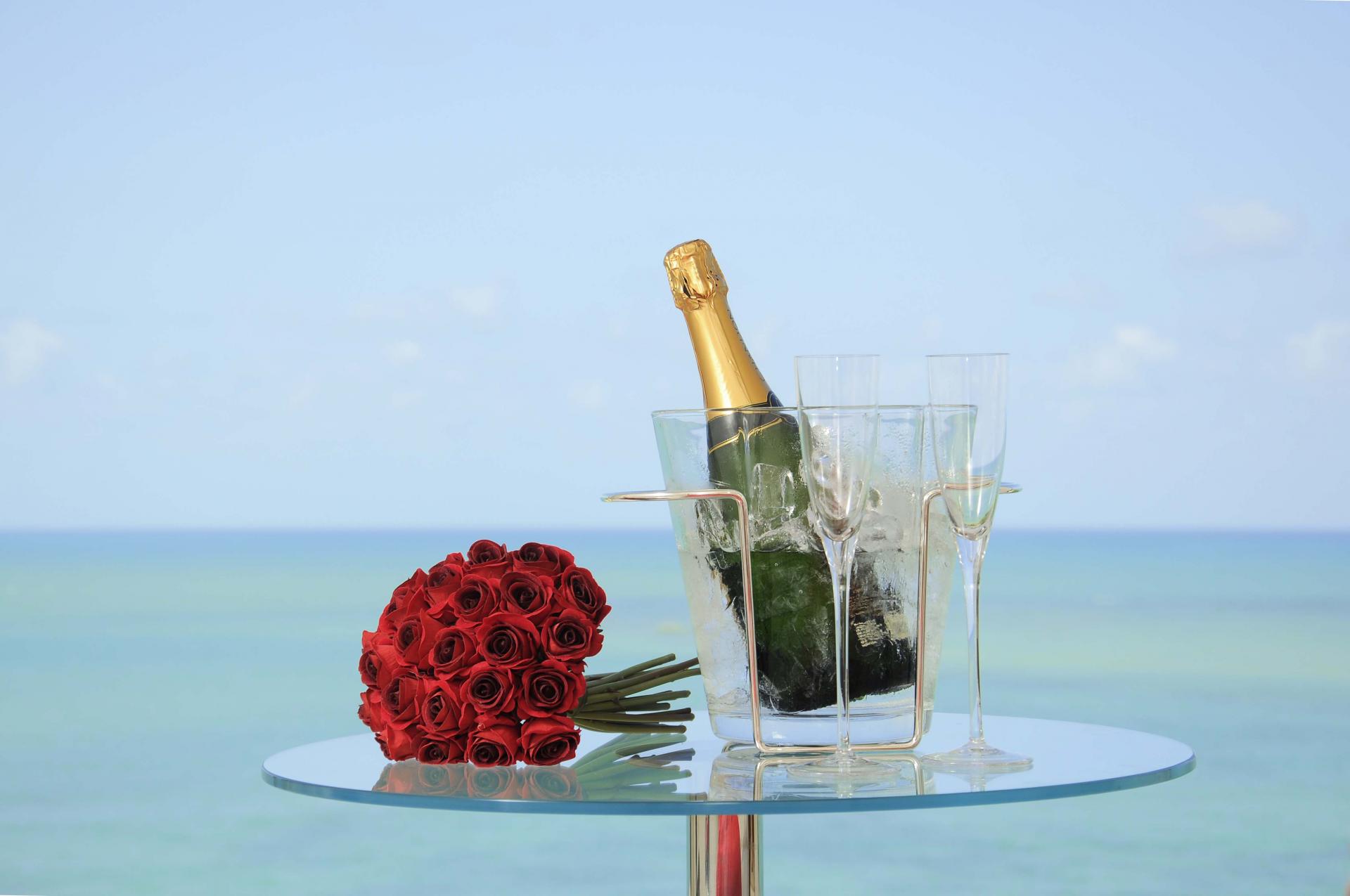 Nach der Hochzeit in Brasilien: Sekt und Rosen am Strand