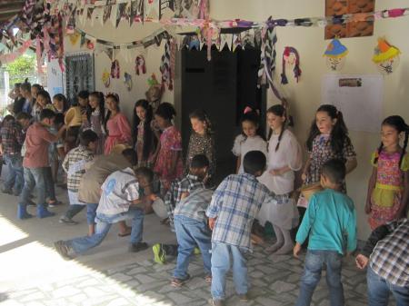 Traditionell verkleidete Kinder bei einer festa junina