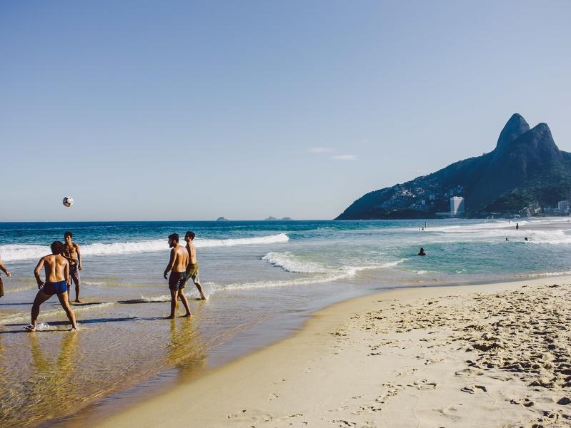 Kosten für die Weltmeisterschaft in Brasilien steigen Fußballspiel am Strand von Ipanema in Brasilien