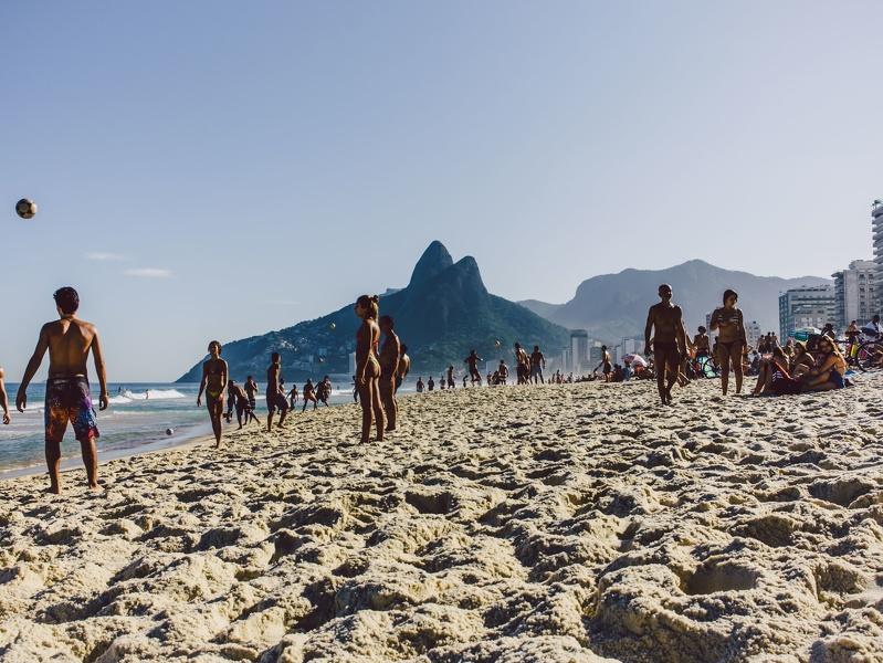 Bessere Bargeldversorgung für Reisende in Brasilien Fußballspiel am Strand von Rio de Janeiro