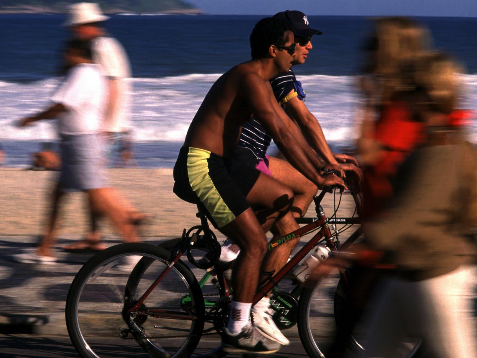 Brasilianisches Lebensgefühl: Fahrradfahren an der Copacabana