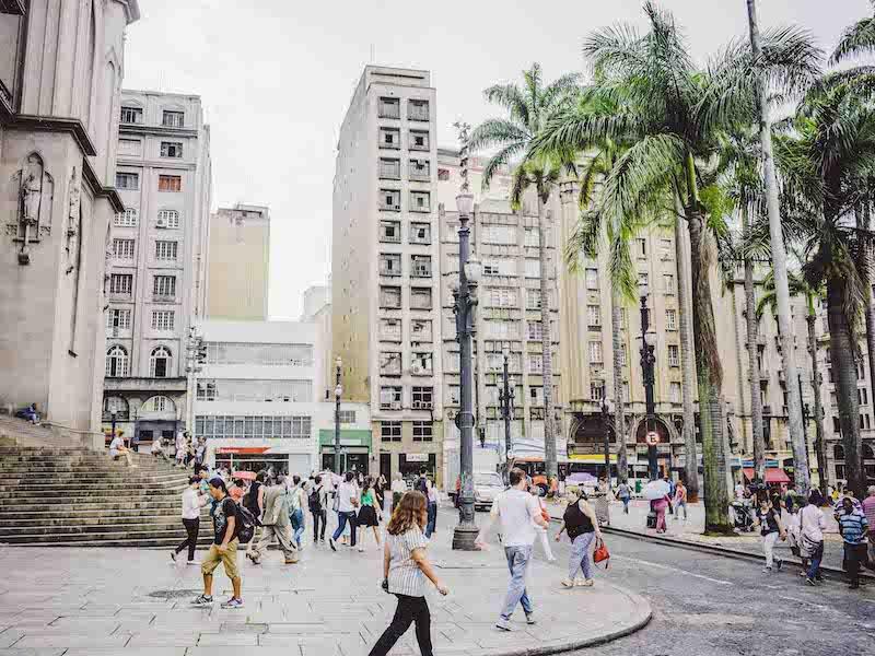 Die Metropole Sao Paulo ist die bevölkerungsreichste Stadt Brasiliens Viele Menschen leben in Sao Paulo