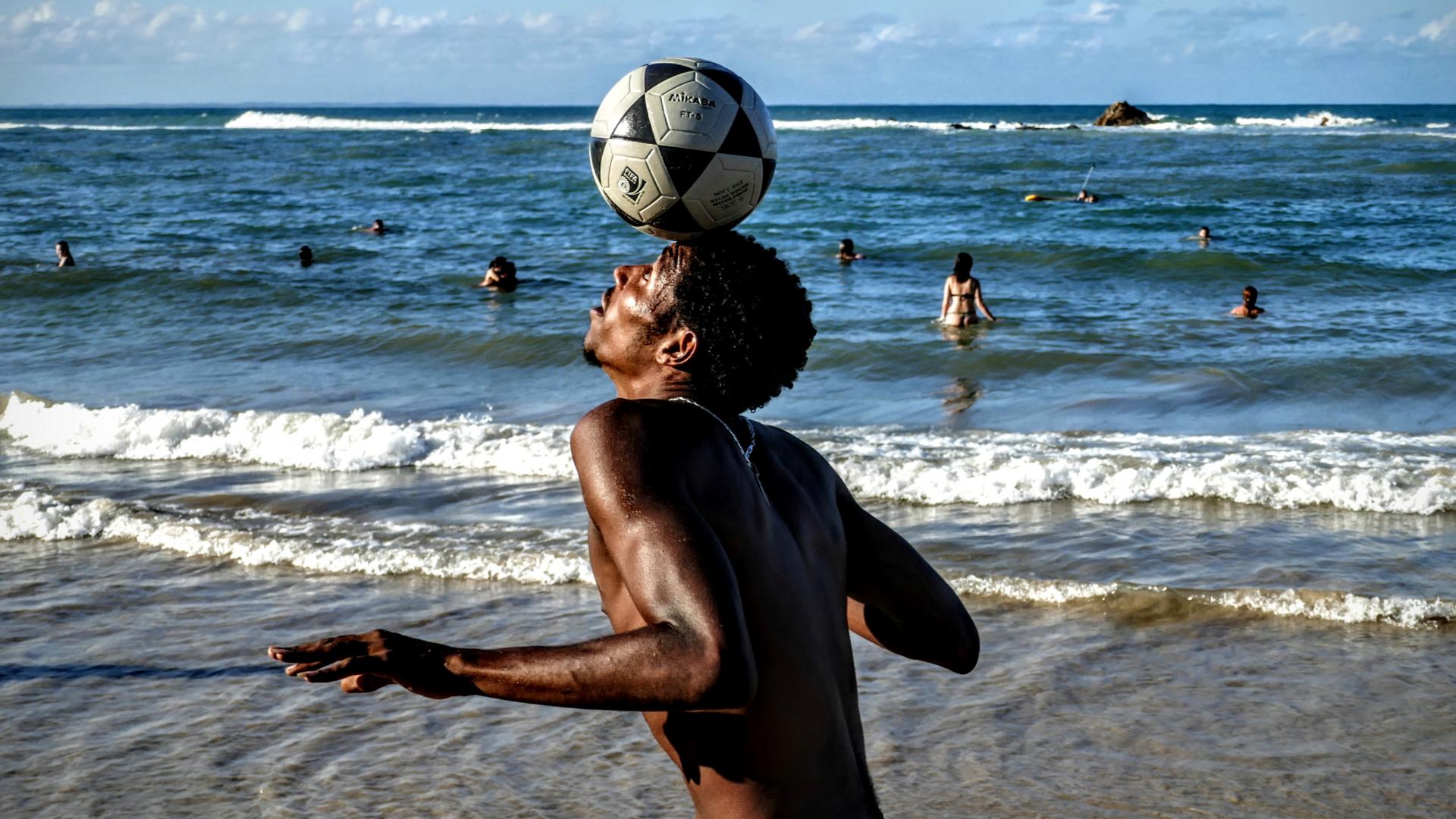 Fußballer am Strand in Brasilien