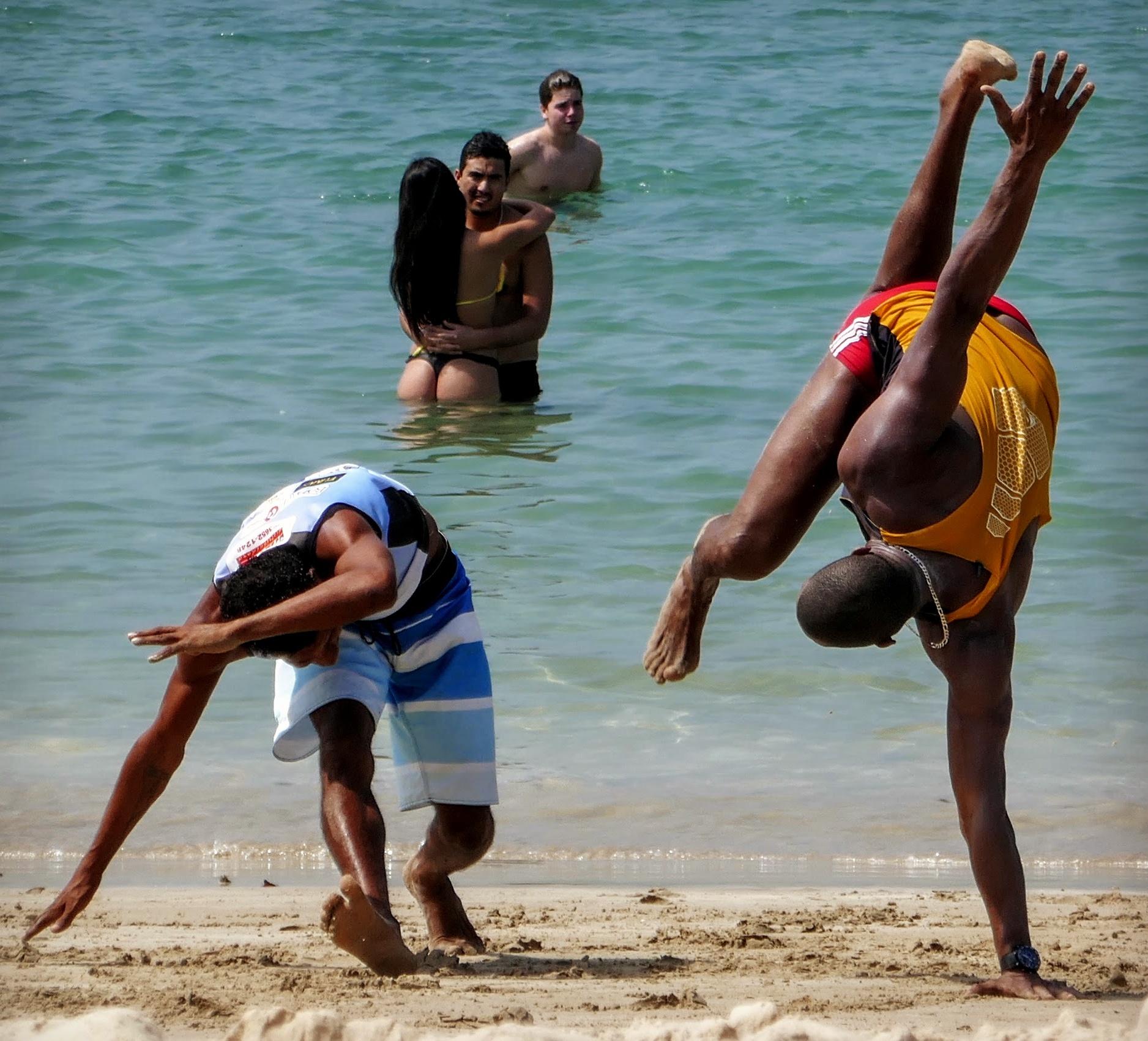 Brasilianische Tänze: Capoeira am Strand