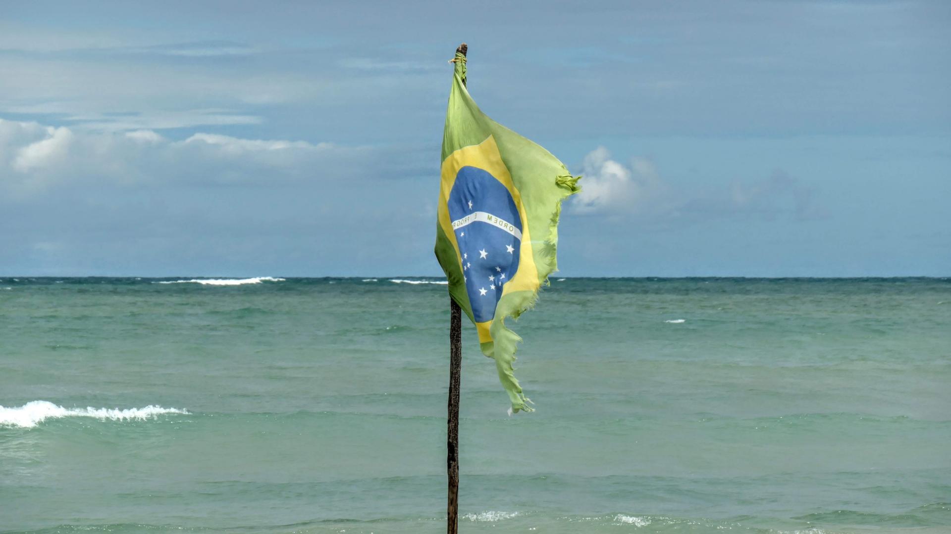 Die brasilianische Nationalflagge am Strand