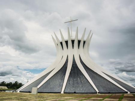 Die Stadtkathedrale in Brasilia ist ein Werk Oscar Niemeyers