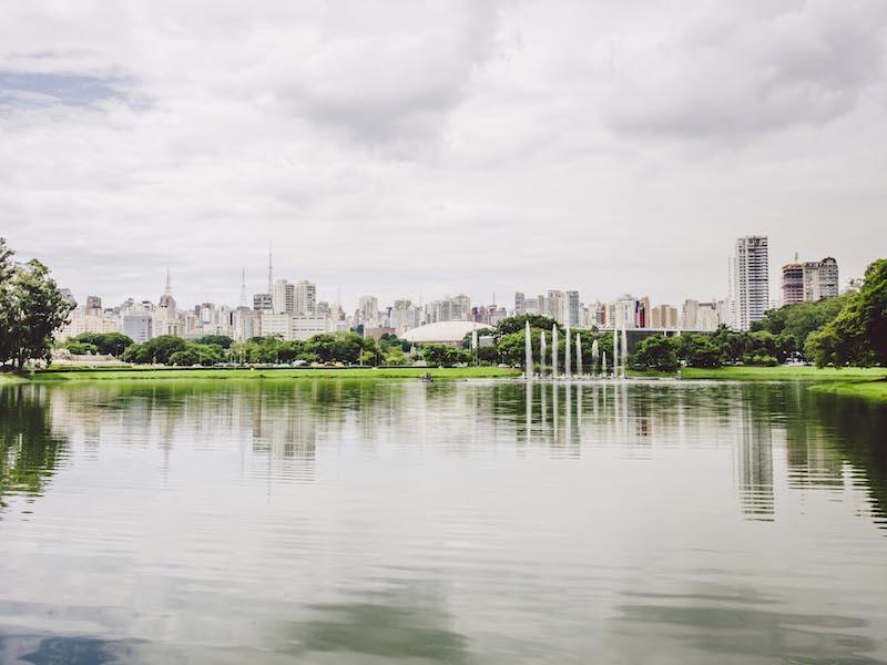 Fontäne im See des Ibirapuera Parks, Skyline von Sao Paulo im Hintergrund