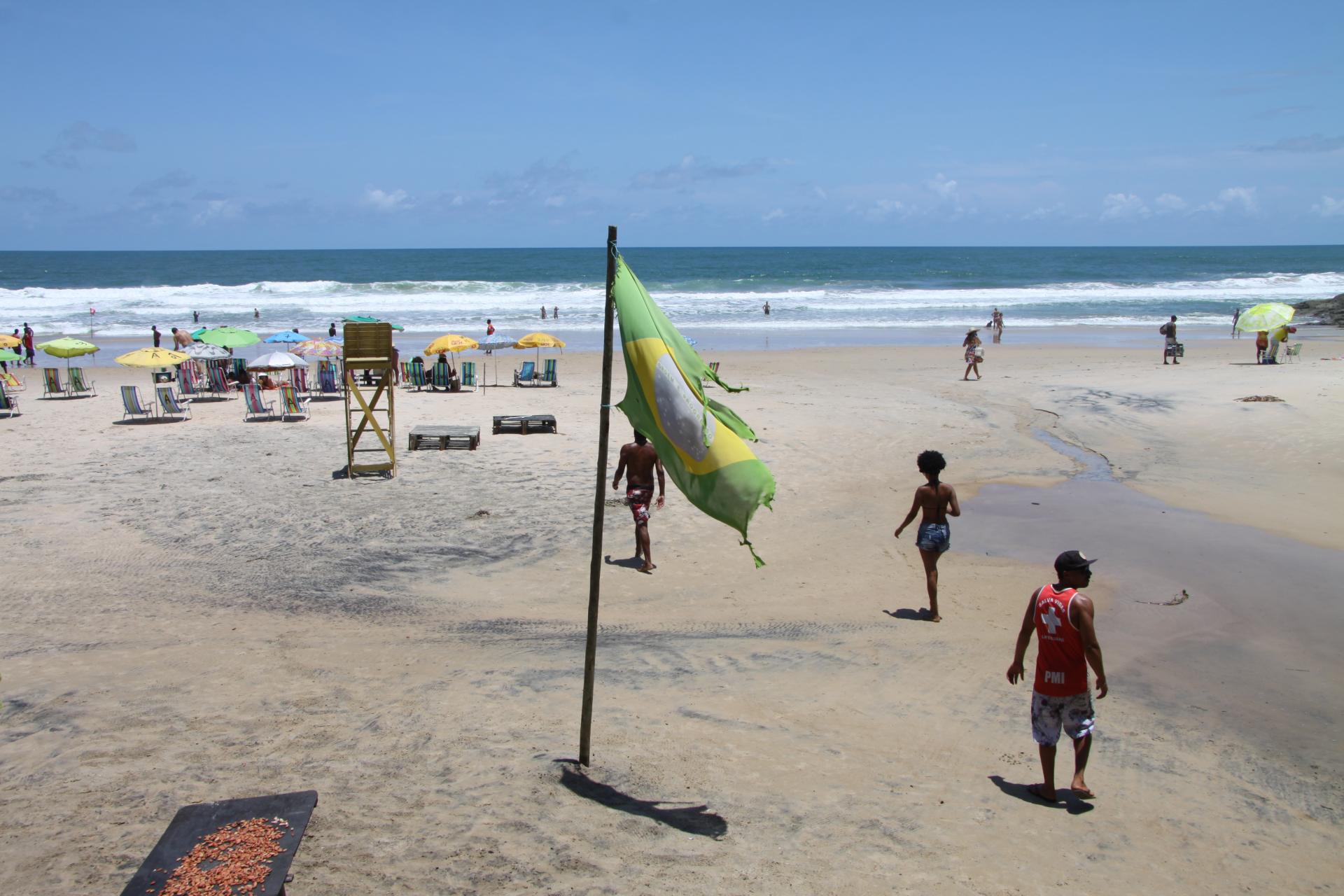 Brasilianische Flagge am Strand