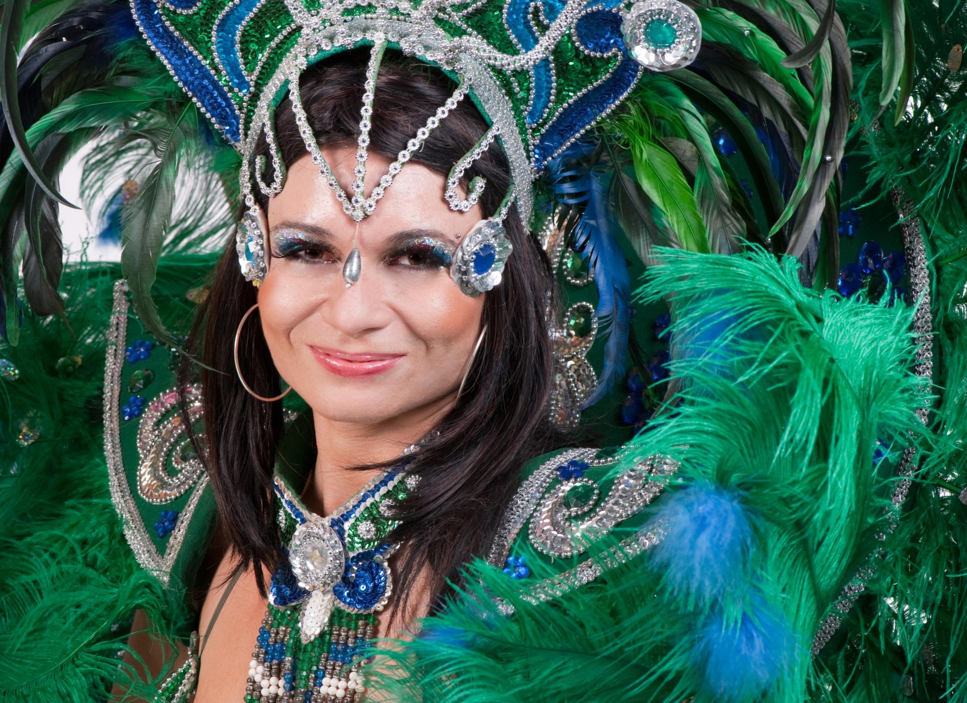 Zum Karneval in Rio de Janeiro ist eine Sambatänzerin prachtvoll gekleidet Prachtvoll verkleidete Sambatänzerin in Rio de Janeiro