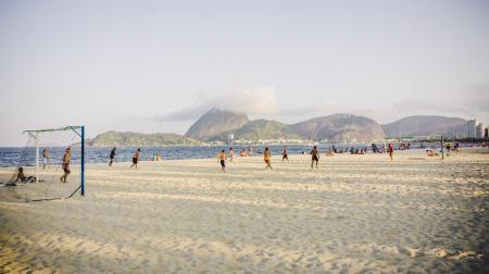 Fußballspieler am Strand von Rio de Janeiro