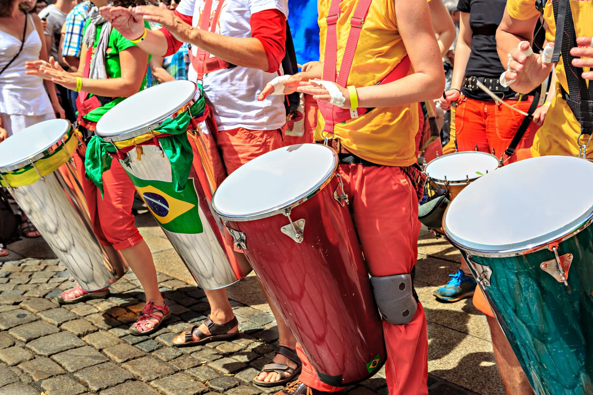 Sambaparade mit großen Trommeln in Rio de Janeiro