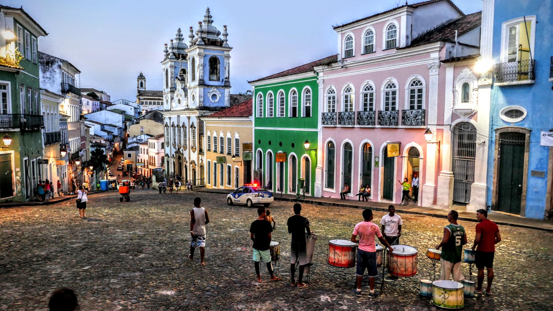 Pelourinho in Salvador - Musik, Kultur & kolonialer Charme im Herzen Bahias Trommlergruppe im Pelourinho in Salvador, buntes Stadtviertel mit afrobrasilianischer Musik und Kultur
