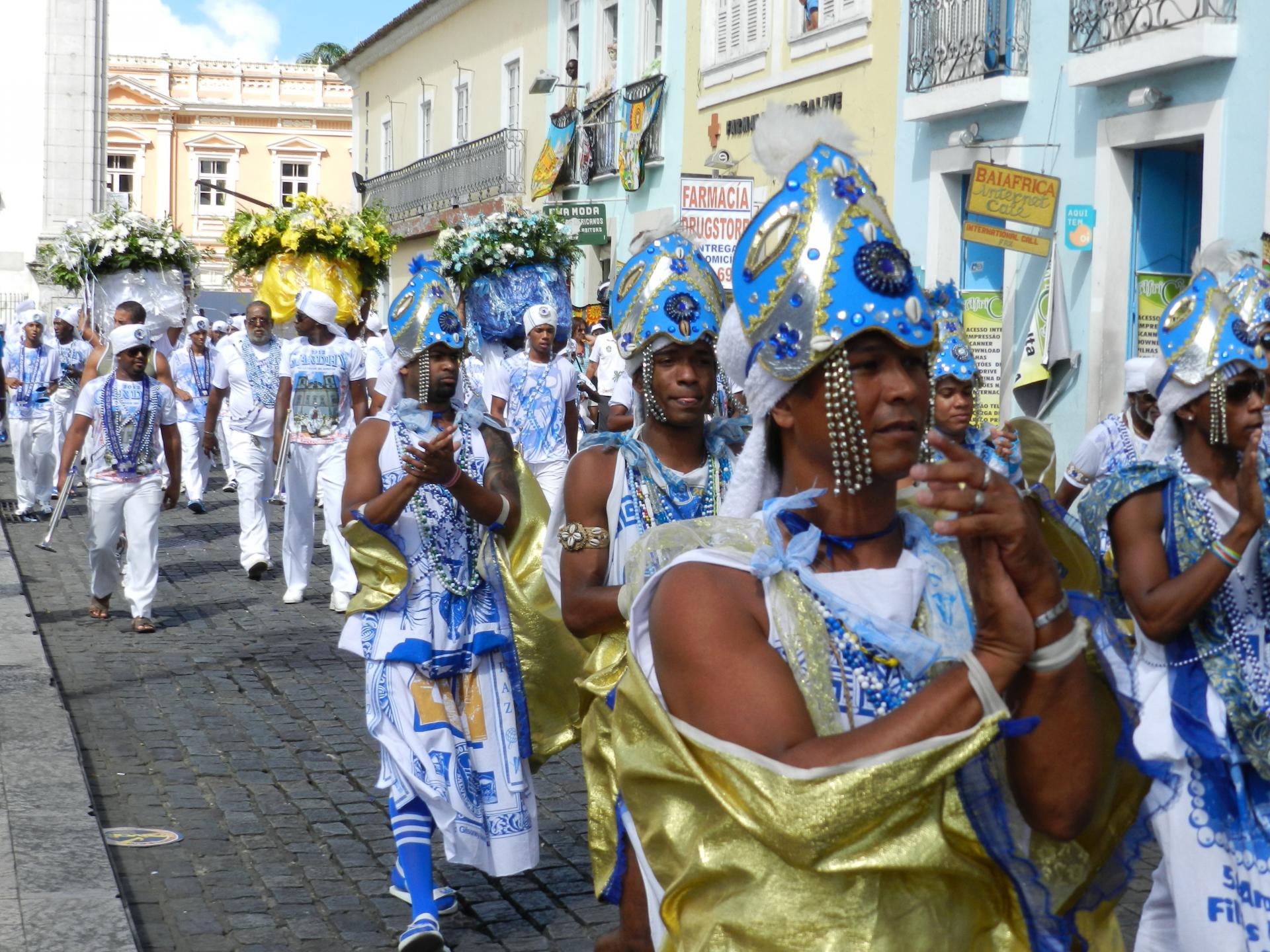 Bunte Prozession in Salvador 