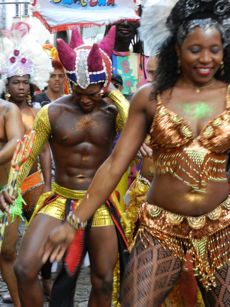 Im mitreißenden Sambarhythmus bewegen sich Tänzer in Salvador Sambatänzer in Salvador