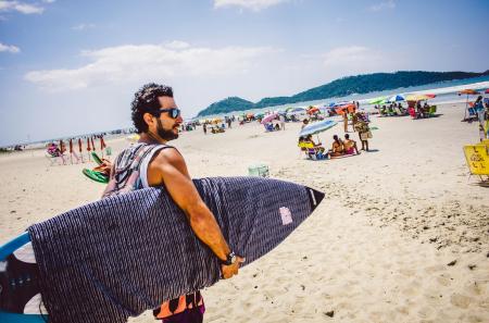 Surfer am Strand von Campeche in Florianopolis
