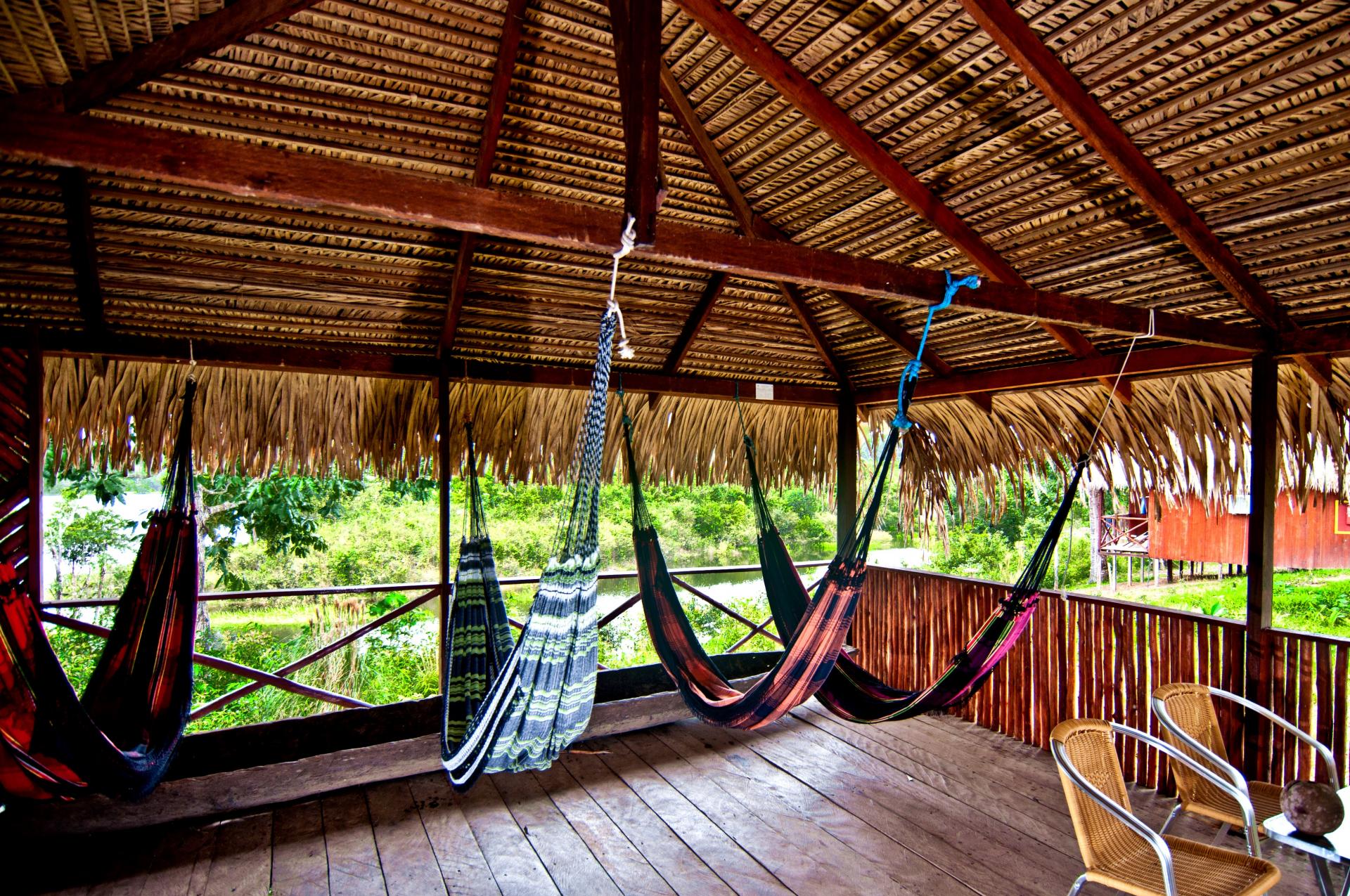 Relaxen Sie in gemütlichen Hängematten inmitten des Dschungels in der Amazon Turtle Lodge Hängematten zum Entspannen für Gäste der Amazon Turtle Lodge