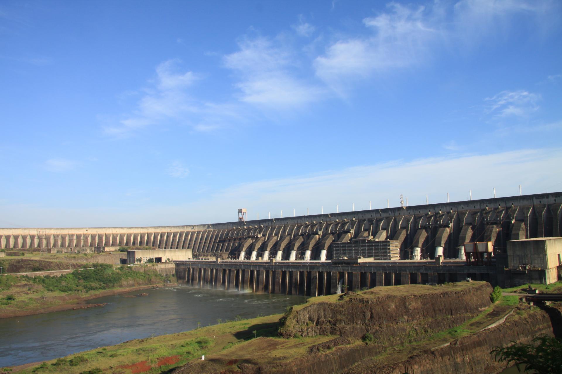 Das Wasserkraftwerk Itaipu steht für erneuerbare Energien in Brasilien 