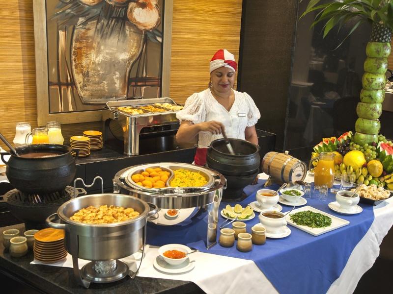 Arbeitslosigkeit in Brasilien niedrig wie lange nicht Brasilianische Köchin bei der Arbeit im Hotel