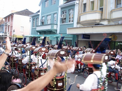 Informationen zum brasilianischen Oktoberfest in Blumenau Oktoberfestumzug in Brasilien